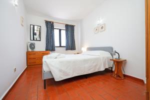 Un dormitorio con una cama y una mesa y una ventana. en Torraltinha Sunset Apartment, en Lagos 28 fotos más