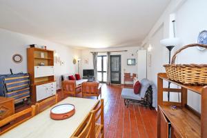 Una sala de estar con una mesa y una sala de estar. en Torraltinha Sunset Apartment, en Lagos