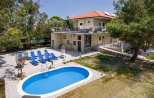 Bazén v ubytování Marti Garden Suites nebo v jeho okolí