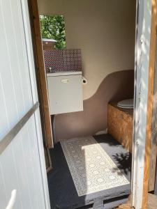Ferme Equestre des Esprits Sauvages في Prades-dʼAubrac: حمام صغير مع مرحاض ومغسلة