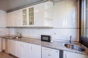 Kuchyňa alebo kuchynka v ubytovaní Aparthotel Napols - Abapart + 37 fotografií