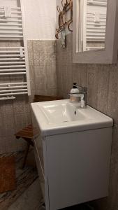 y baño con lavabo blanco y espejo. en Apartamenty 3 Pory Roku, en Komarno