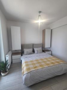 sypialnia z dużym łóżkiem w białym pokoju w obiekcie Mara Apartment w mieście Năvodari