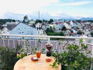 - une table avec deux verres de vin sur le balcon dans l'établissement TAM GIAC MẠCH HOUSE, à Đà Lạt