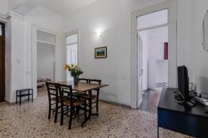 A television and/or entertainment centre at Palermo Central Apartment