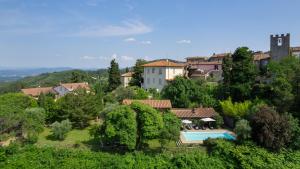 モンテヴァルキにあるPodere Belvedere 6, Emma Villasのプールのあるリゾートの航空写真