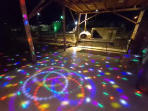 un escenario con luces de colores en el suelo por la noche en Cabañas Comarca de la Quebrada en Potrerillos