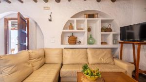 ein Wohnzimmer mit Sofa und Fernseher in der Unterkunft Cortijo Alzamigaja Archidona by Ruralidays in Archidona