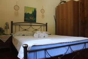 a bedroom with a bed with two rolled towels at Malamo's home in Kissos