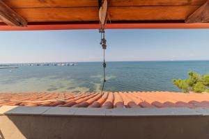 Akrogiali Studios Michaniona في نيا ميشانيونا: إطلالة على المحيط من سقف منزل