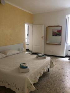 チーヴィタ・カステッラーナにあるSuali Case nel Borgoのベッドルーム1室(ベッド1台、タオル2枚付)