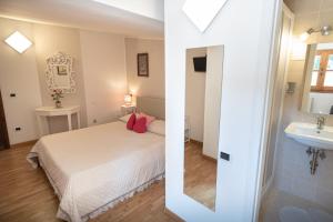 Postel nebo postele na pokoji v ubytování B&B Il Chiostro Assisi