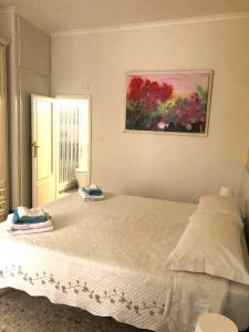 チーヴィタ・カステッラーナにあるSuali Case nel Borgoのベッドルーム1室(壁に絵画が描かれた大型ベッド1台付)