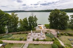 an aerial view of a garden with a lake at High Class Suites Mazuria in Mrągowo