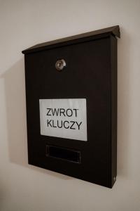 una caja con las palabras no patadas en una pared en Noclegi Przy Stacji, en Nowy Dwór Mazowiecki