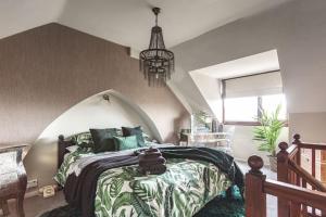 1 dormitorio con cama y lámpara de araña en Helter Skelter Matlock en Matlock