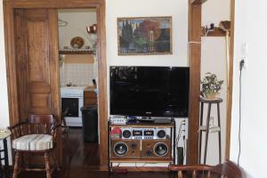 En TV eller et underholdningssystem på Malamo's home