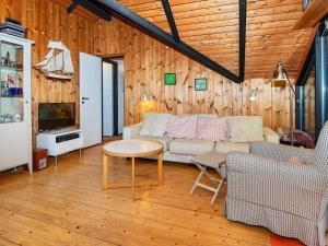 TV a/nebo společenská místnost v ubytování Holiday home Glesborg LXIII