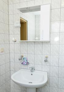 Un baño blanco con lavabo y espejo. en Two Identical Designer 2BD Flats with Sea View in Balchik by Flat Mаnager, en Balchik 23 fotos más