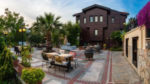 イスタンブールにあるİstanbul Bosphorus Hotel Symbolaのパティオ(テーブル、椅子付)