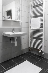 La salle de bains est pourvue d'un lavabo et d'un miroir. dans l'établissement Penzion Golf Luby, 
