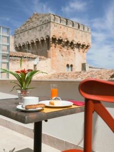 una mesa con comida en un balcón con un castillo en U Zuccareddu, en Alcamo