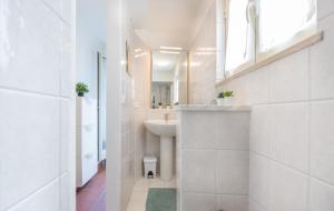 Un baño blanco con lavabo y espejo. en Casa Pizzi - Pescara Centro, en Pescara 16 fotos más