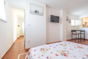 Un dormitorio con una cama y un televisor. en Casa Pizzi - Pescara Centro, en Pescara