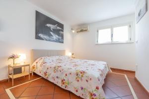 Un dormitorio con una cama grande y una ventana. en Casa Pizzi - Pescara Centro, en Pescara