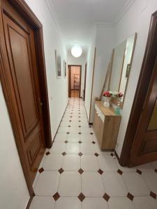 um corredor com piso em azulejo e uma porta em Vivienda de Uso turístico Paseo del Suaron Vegadeo em Vegadeo