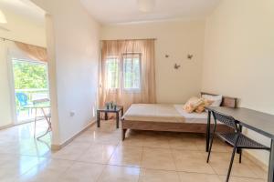 Postel nebo postele na pokoji v ubytování Akrogiali Studios Michaniona