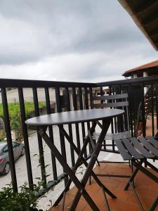 San Benedetto Belbo的住宿－Agriturismo Ca 'd Tistu，阳台上配有一张黑色的桌子和椅子