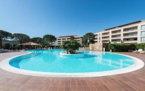 una gran piscina frente a un edificio en Appartement Résidence Salin Bay, en Porto Vecchio