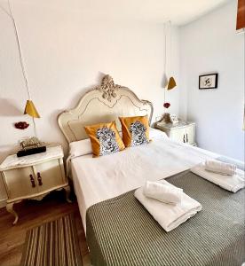 贝尼多姆Garay Apartments的一间卧室设有两张床和两个床头柜