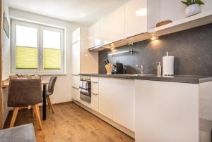 Kuchyň nebo kuchyňský kout v ubytování Alpha Apartments + 37 fotografií
