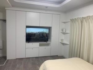 una camera da letto bianca con un letto e una finestra di COPO YONEGAHAMA l 米が浜通 a Kusugaurachō Altre 2 foto