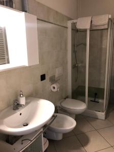 ArmenoにあるCasa Ilariaのバスルーム(洗面台、トイレ、シャワー付)