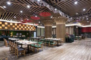 Chongqing Hilman Homeful Hotel tesisinde bir restoran veya yemek mekanı