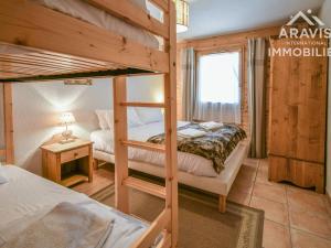 ル・グラン・ボルナンにあるChalet Le Grand-Bornand, 8 pièces, 16 personnes - FR-1-391-33のベッドルーム1室(二段ベッド2台、窓付)が備わります。