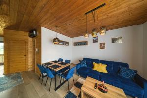sala de estar con sofá azul y mesa en Apartmán B4 Hrabušice, en Hrabušice