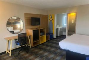 A television and/or entertainment centre at Days Inn & Suites Mobile