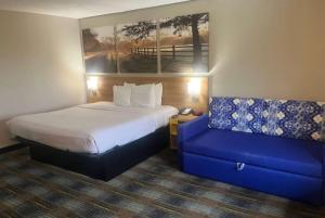 Llit o llits en una habitació de Days Inn & Suites Mobile