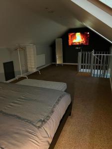 een slaapkamer met 2 bedden en een flatscreen-tv bij Superb Three Bed Garnant Duplex! in Garnant