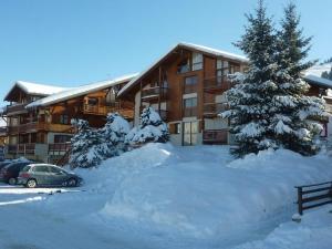 ein schneebedeckter Parkplatz vor einer Lodge in der Unterkunft Appartement Crest-Voland, 2 pièces, 6 personnes - FR-1-595-80 in Crest-Voland