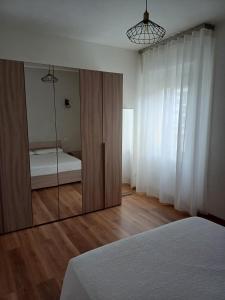una camera da letto con specchio e letto di 4 PASSI DAL CENTRO a Brescia