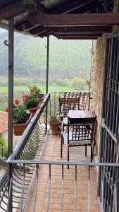 balcón con bancos, mesa y vistas en GINESTRA Apartment en San Potito