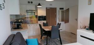 Kuchyňa alebo kuchynka v ubytovaní Apartamenty Mariela-Kołobrzeg z garażem + 31 fotografií