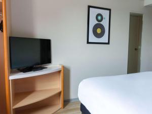 TV a/nebo společenská místnost v ubytování Hotel ibis Narbonne