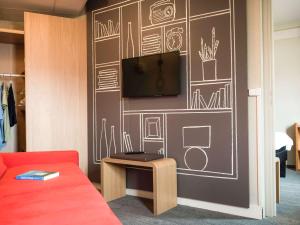 TV a/nebo společenská místnost v ubytování Hotel ibis Narbonne