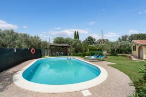 Bazén v ubytovaní Villa Le Vigne alebo v jeho blízkosti